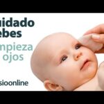 Limpiando los Ojos del Bebé con Suero Fisiológico